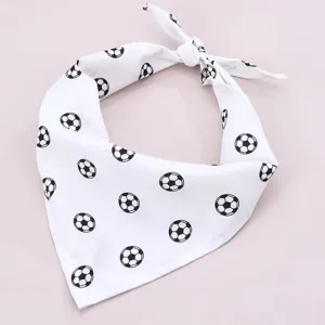 Haustier Dreiecktuch Detail zeigt das klare schwarz-weiße Fußballmuster Design.