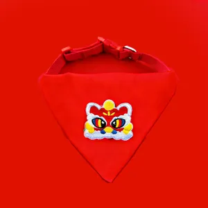 Rotes Haustier-Halstuch mit gesticktem Löwen-Design, detailreiche Nahaufnahme für Katzen.