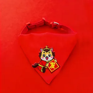 Rotes Haustier-Dreiecktuch mit festlicher Cartoon-Stickerei für kleine Hunde und süße Katzen.