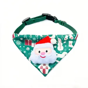Gros plan du collier de noël pour animal avec poupée de père Noël 3D et flocons de neige.