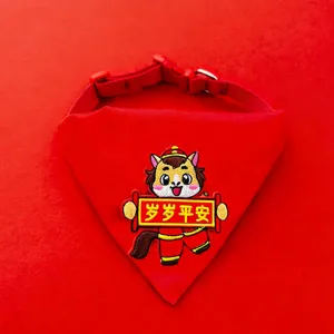 Süßes rotes Haustier Lätzchen Halsband mit besticktem Cartoon Tier Design für kleine Hunde.