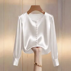 Elegante camicetta a maniche lunghe in satin bianco con bottoni di perle dettaglio