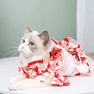 Carino kimono giapponese per animali gatti e cani piccoli, vestiti floreali rossi principali.
