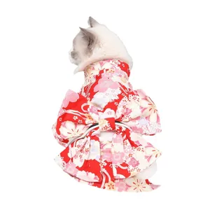 Kimono giapponese rosso per animali domestici gatti e cani, stampa floreale con grande fiocco.