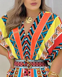 Primer plano detallado del mono de verano para mujer con estampado geométrico y cuello V.