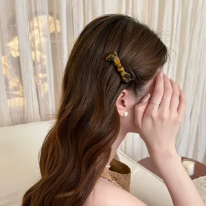 Detailansicht einer eleganten schildpattfarbenen Acetat Schleife Haarspange am Modell.