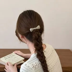 Details der koreanischen Acetat Schleife Haarklammer mit eleganter geflochtener Frisur Stil.