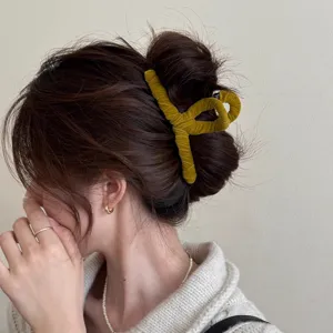 Samt Kreuz Haarkralle Für Damen Herbst Winter High-End Sinn Große Haarklammer Elegante Einfarbige Haarfixierungs Zubehör