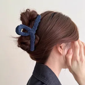 Detailansicht der dunkelblauen Samt-Haarklammer mit Kreuzdesign, ideal für elegante Haarknoten.