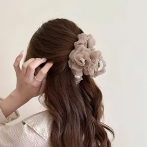 Detailansicht einer koreanischen Organza Perlen Blumen Haarklammer, elegantes Design.