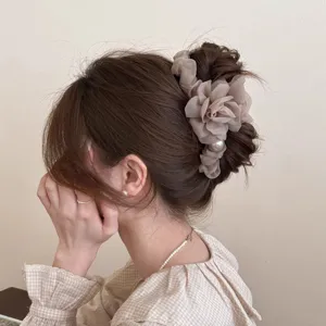 Detailaufnahme einer koreanischen Netz-Perlen-Blumen-Haarklammer im Haar hinten.