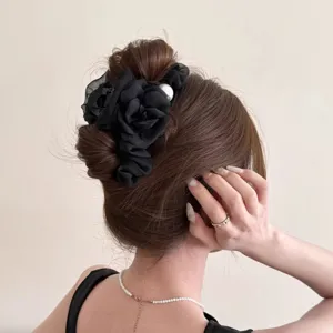 Detailansicht der koreanischen schwarzen Netz Perlen Blumen Haarklammer für elegante Frisuren.