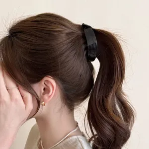 Detailansicht der kleinen Acetat Bananen-Haarspange für stylische Pferdeschwänze.