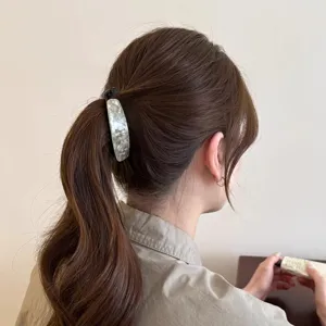 Detailansicht der Acetat Bananenhaarklammer, stilvolles Haaraccessoire für Zöpfe.