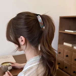 Detailansicht einer schicken Acetat Bananen Haarspange fur elegante Pferdeschwanz Frisuren.