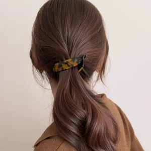 Detailansicht der eleganten Acetat Bananenspange mit Schildpattmuster für schicke Zöpfe.