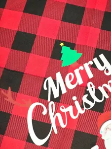 Weihnachts Hundebandana Detail, rot schwarzes Karo Haustier Lätzchen mit Weihnachtsdruck.