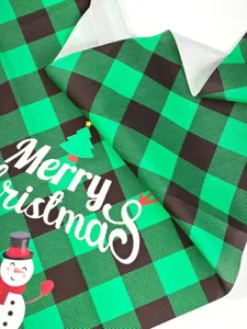 Weihnachts Haustier Halstuch Detail, gruen schwarz Karo Stoff mit niedlichem Schneemann Motiv.
