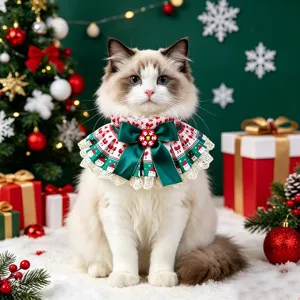 Dettaglio bavaglino natalizio per animali domestici con fiocco verde e stampa festiva.