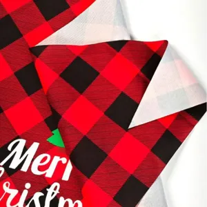 Weihnachtliches kariertes Haustier Halstuch rot schwarz Hundebandana fuer kleine Hunde.