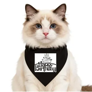 Detailansicht Katzen-Geburtstagsbandana aus Stoff mit Kuchen-Aufdruck für kleine Haustiere.