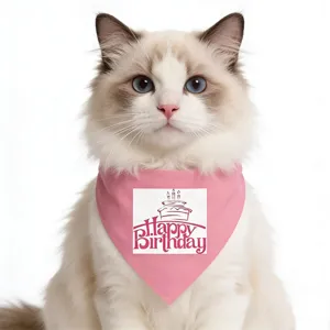 Schönes rosa Haustier Geburtstagstuch für Katzen und Hunde mit Kuchenmotiv und weichem Lätzchen.