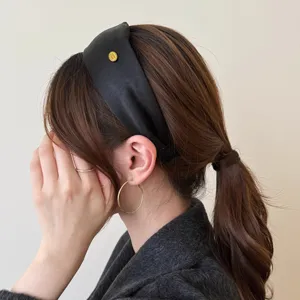 Schwarzer Satin Haarreif breit für Damen, elegante französische Haarspange mit Metall-Detail.