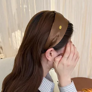 Detailansicht des braunen Satin Haarreifs, elegantes Haaraccessoire für schicken Alltag.