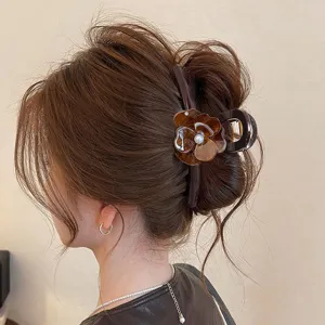 Grande molletta per capelli marrone in resina con forma di fiore e perla per acconciature.
