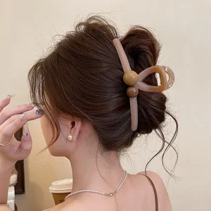 Detailansicht einer eleganten braunen Haarklammer, große Haarklammer für dickes Haar.