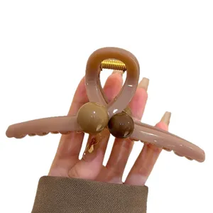 Braune Perlen Haarklammer für Damen, große Haarklammer für dickes Haar und stylische Duttfrisuren.