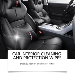 Vue détaillée des lingettes de nettoyage intérieur de voiture avec siège en cuir noir.