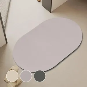 Vista detallada de alfombra de suelo ovalada lisa, felpudo de baño absorbente y antideslizante.