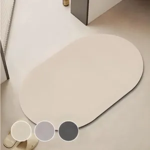 Vista detallada de alfombra de baño ovalada minimalista, superficie lisa absorbente antideslizante.