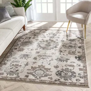 Detalle de sala con alfombra abstracta de diseño floral vintage en tonos beige y marrón.