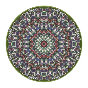Gros plan détaillé d'un tapis rond bohème présentant un motif mandala complexe et vintage.