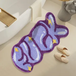 Vista dettagliata del tappeto da bagno irregolare viola soffice con simpatico design di lettere.