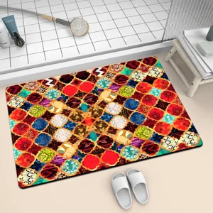 Vista dettagliata del tappetino da bagno con motivo patchwork colorato e fondo antiscivolo.