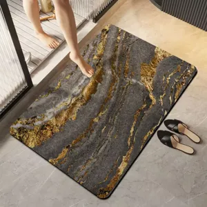 Detalles de primer plano de la alfombra de bano con patron de marmol abstracto y oro.