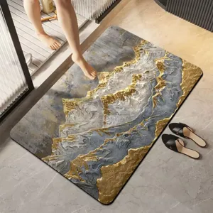 Vista detallada de la alfombrilla de baño de lujo con patrón de montaña dorada, antideslizante.