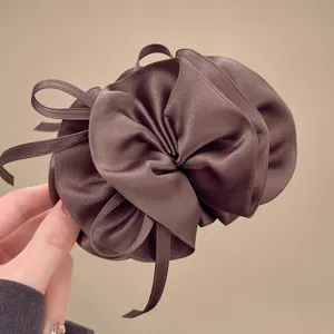 Pinza de pelo de satén marrón, coletero elegante detalles para peinado de mujer.