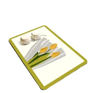 Tapis absorbant floral en tissu technique pour comptoir de cuisine, isolant thermique et antidérapant.