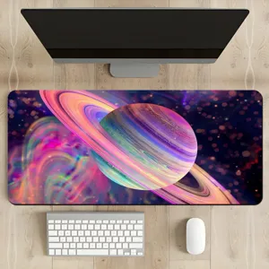 Grand tapis de bureau gaming avec design de planète spatiale colorée, surface antidérapante bureau.