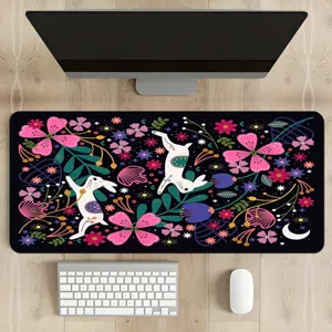 Grand tapis de bureau floral lapin, tapis de souris gaming noir esthétique pour bureau.
