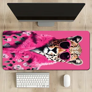 Vue détaillée d'un grand sous-main de bureau avec illustration de guépard rose.