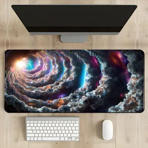 Vue détaillée du grand tapis de souris avec superbe design de nébuleuse et galaxie.