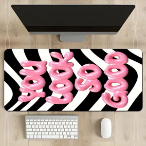 Grand tapis de bureau avec motif zébré et lettrage rose esthétique, antidérapant.