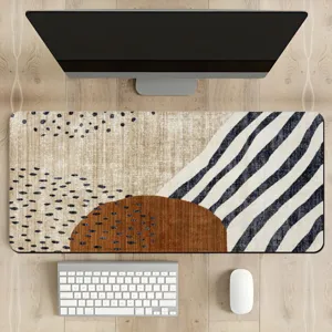 Vue détaillée d'un grand sous-main de bureau géométrique abstrait avec des rayures et des pois.