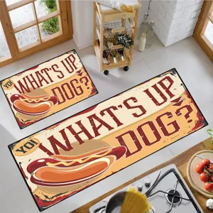 Detailaufnahme von Retro-Küchenmatten mit Hotdog-Grafik und Text für gemütliche Boden-Deko.