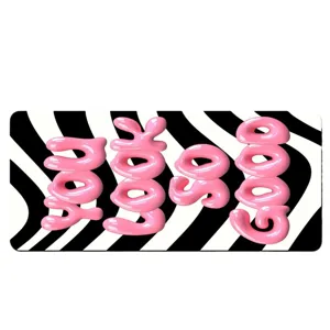 Sous-main élégant avec motif zébré noir et blanc et typographie 3D rose pour bureau moderne.